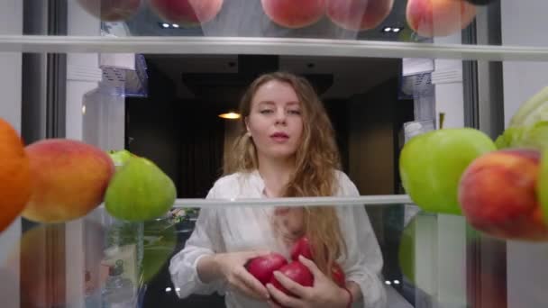 Вид Зсередини Холодильника Жінка Відкривається Поруч Дверима Холодильника Ставить Томатос — стокове відео