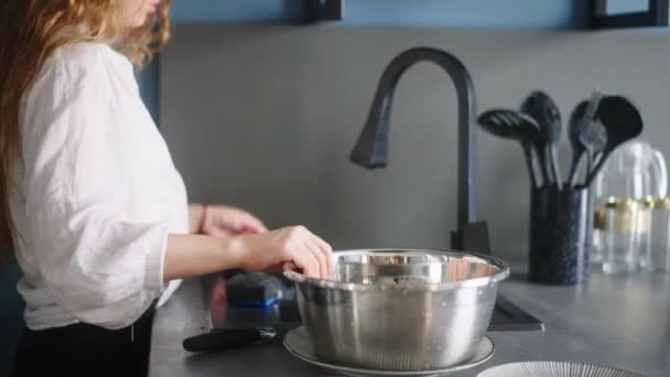 Young Caucasian Woman Washes Pots Running Water Sink Modern Kitchen — Vídeos de Stock