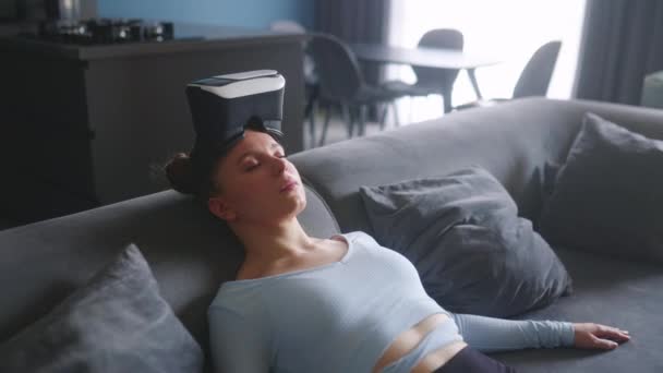 Robot Futuristic Doll Woman Virtual Reality Goggles Interface Head Enters — Stockvideo
