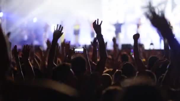 People Silhouettes Jump Waving Hands Taking Photos Recording Videos Live — ストック動画