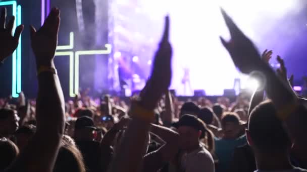 Person Making Heart Sign Gesture Shape Fingers People Silhouettes Clapping — Video