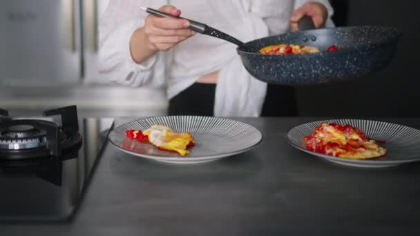 Young Curly Woman Puts Scrambled Eggs Tomatos Plates Hot Pan — Stock video