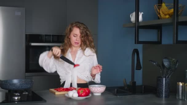 Young Curly Woman Cutting Tomatos Chopping Board Make Omelette Pan — ストック動画