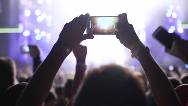 People Waving Hands Silhouettes Taking Photos Recording Videos Live Music — 图库视频影像