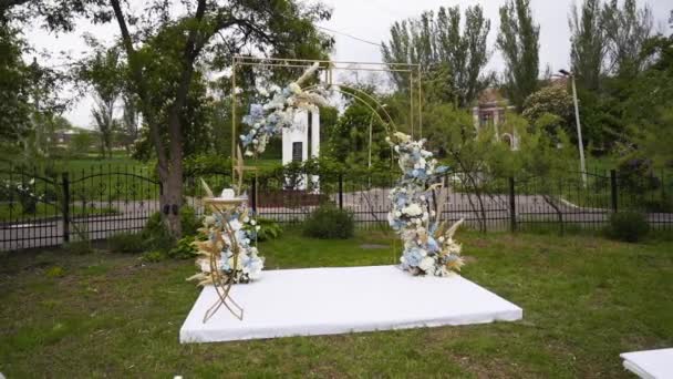 Wedding Decorations Outdoor Wedding Ceremony Golden Arch Decorated White Blue — Vídeos de Stock