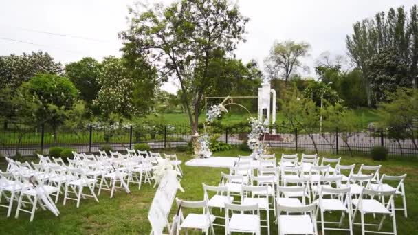 Wedding Decorations Outdoor Wedding Ceremony Golden Arch Decorated White Blue — Αρχείο Βίντεο