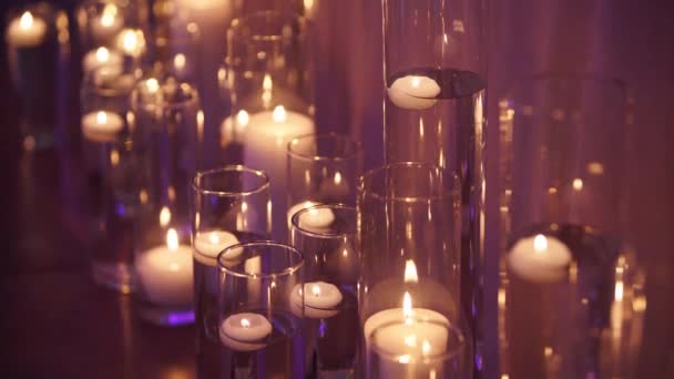 Плаваючі Свічки Горять Скляних Вазах Наповнених Водою Біля Білої Весільної — стокове відео