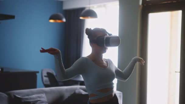 Futuristic Girl Funny Dancing Headset Social Media Platform Media Living — Vídeo de Stock