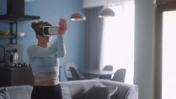Futuristisk Tjejdans Headset Sociala Medier Vardagsrummet Hemma Kvinna Avatar Utför — Stockvideo