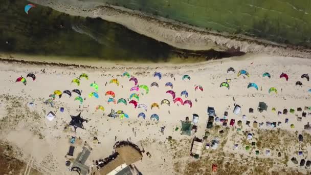 Widok Góry Jasne Kolorowe Latawce Leżące Zaparkowane Plaży Wietrzny Dzień — Wideo stockowe