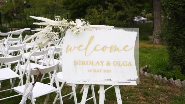 Esküvői Üdvözlő Tábla Dekorációk Szabadtéri Esküvői Ceremónia Díszített Fehér Rózsa — Stock videók