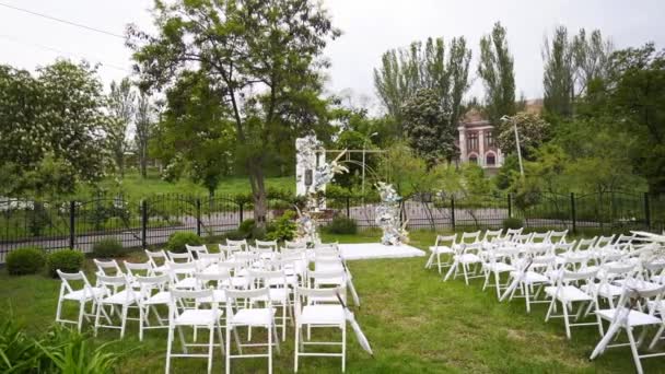 Wedding Decorations Outdoor Wedding Ceremony Golden Arch Decorated White Blue — Stock videók