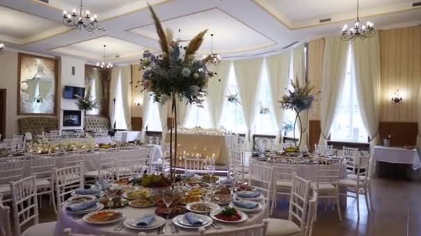 Wedding Rustic Style Decor Dishes Drinks Roses White Blue Colours — ストック動画