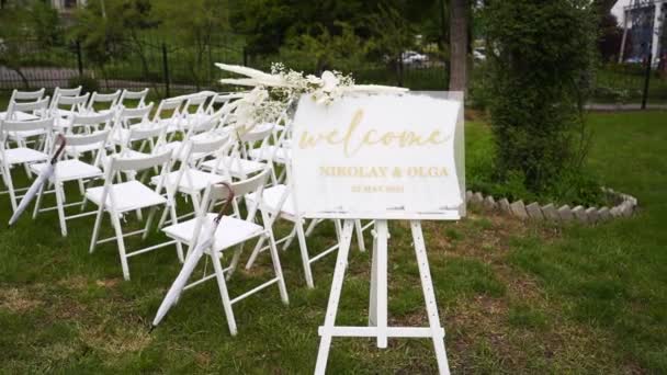 Весільний Вітальний Знак Прикраси Зовнішньої Весільної Церемонії Прикрашеної Білими Трояндами — стокове відео