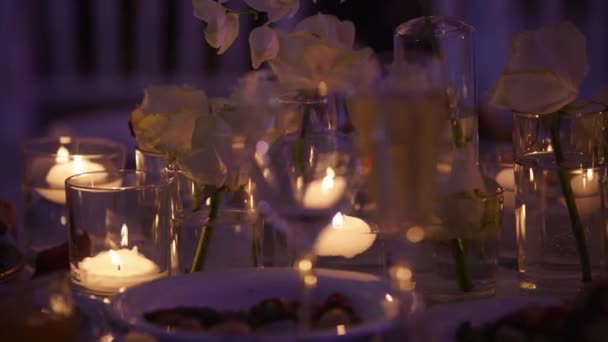 Wnętrze Sali Bankietowej Szczegóły Florystyczne Kwiatami Szklanych Wazonach Wypełnionych Wodą — Wideo stockowe