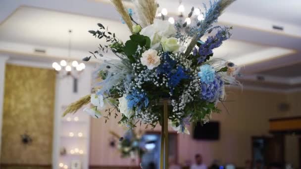 Decoração Casamento Buquês Flores Composições Salão Restaurante Com Azul Rosas — Vídeo de Stock