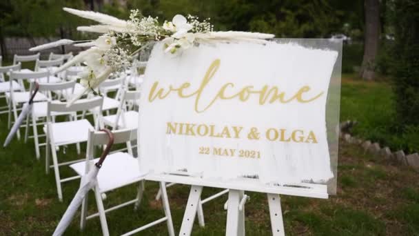 Wedding Welcome Sign Decorations Outdoor Wedding Ceremony Decorated White Roses — Stock Video