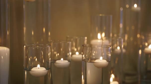 Floating Candles Burning Glass Vases Filled Water White Wedding Table — Video Stock
