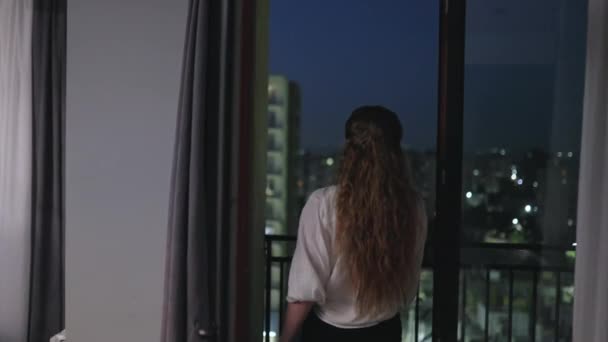 Молодая Женщина Выходит Квартиры Наслаждаясь Ночным Видом Город Девушка Отдыхает — стоковое видео