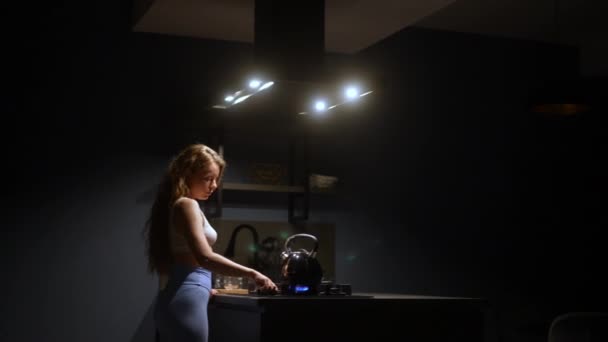 Μια Νεαρή Γυναίκα Στην Κουζίνα Ανάβει Φως Κορίτσι Ανάβει Γκάζι — Αρχείο Βίντεο