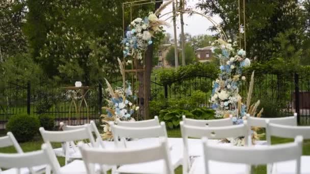 Wedding Decorations Outdoor Wedding Ceremony Golden Arch Decorated White Blue — Wideo stockowe