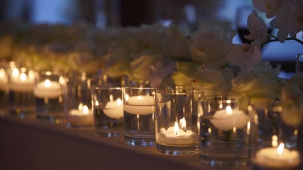Svíčky Plovoucí Skleněných Vázách Naplněných Vodou Banketový Sál Interiérové Květinové — Stock video