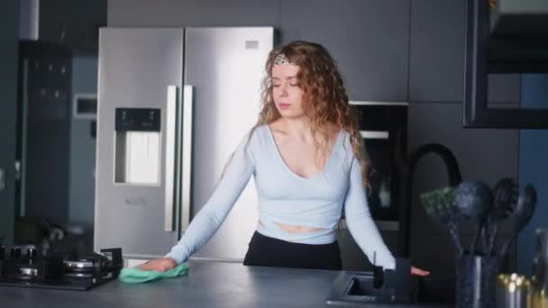 Pretty Young Caucasian Woman Wearing Headband Wipes Surfaces Home Modern — Stockvideo