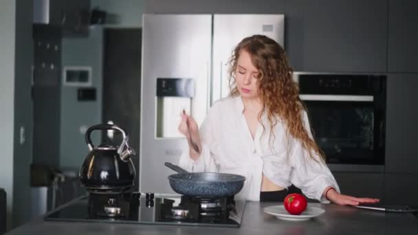 Young Curly Woman Tasting Scrambled Eggs Tomatoes Hot Pan Young — Stok video