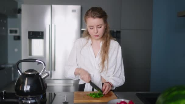 Caucasian Woman Making Salad Vegetables Tasting Meal Stove Modern Kitchen — Vídeos de Stock