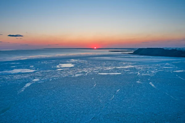 Donmuş Denizin Üzerinde Gün Batımının Havadan Görünüşü Alacakaranlıkta Deniz Manzarası — Stok fotoğraf