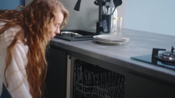 Mulher Caucasiana Está Carregando Pratos Sujos Uma Máquina Lavar Louça — Vídeo de Stock