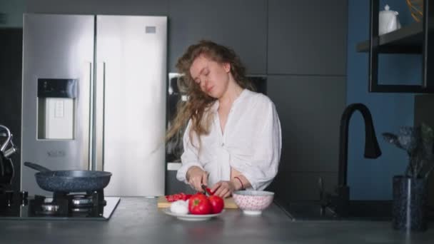 Young Curly Woman Cutting Tomatoes Chopping Board Make Omelette Pan — Stock Video