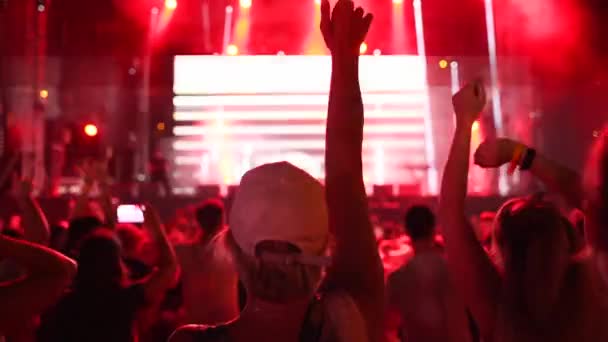 2019 Мариуполь Украина Фестиваль Mfest Люди Танцуют Размахивая Руками Концерте — стоковое видео