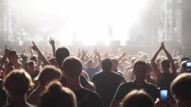 2019-08-09 - Mariupol, Ukrayna. MFest festivali. İnsanlar açık hava festivalinde canlı müzik rock konserinde el çırpıyor. Metal müzik grubunun hayranları.