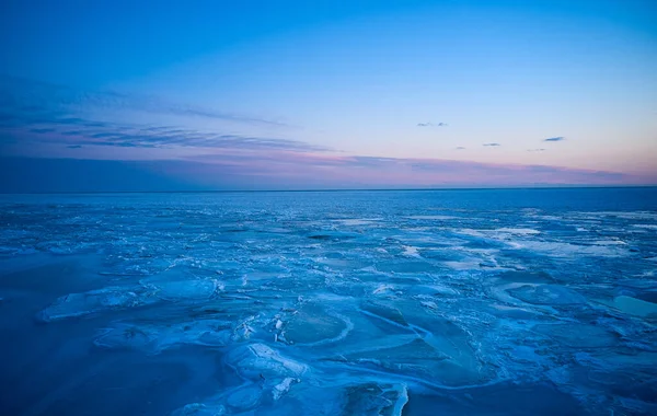 Donmuş Denizin Üzerinde Gün Batımının Havadan Görünüşü Alacakaranlıkta Deniz Manzarası — Stok fotoğraf