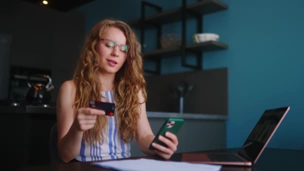 Счастливая Женщина Делает Покупки Оплата Приложении Финтех Телефону Девушка Магазина — стоковое видео