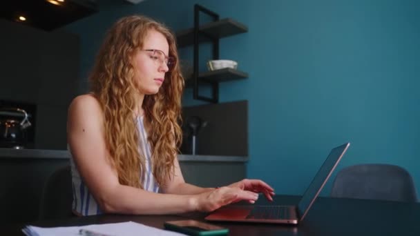 Kamera Csúszik Körül Női Szabadúszók Kezét Gépelés Laptop Billentyűzeten Lassított — Stock videók