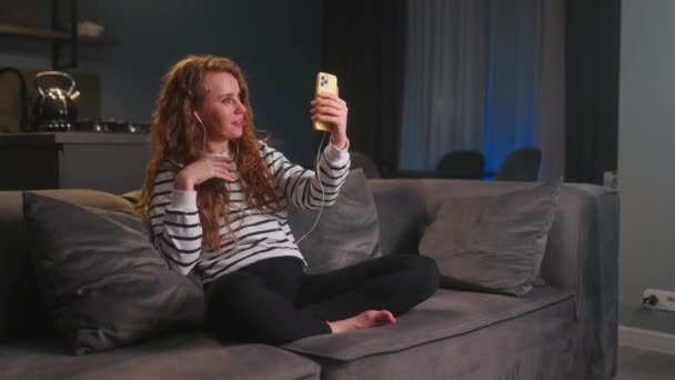 Vrouw Gesprek Video Chat Conferentie Met Vrienden Smartphone Selfie Camera — Stockvideo
