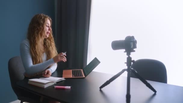 Vrouw Aan Het Praten Video Chat Conferentie Vrouw Afstand Blogger — Stockvideo