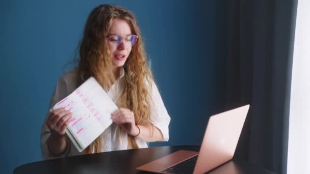 Kendine Güvenen Bir Kadın Dizüstü Bilgisayarla Görüntülü Sohbet Konferansında Konuşuyor — Stok video