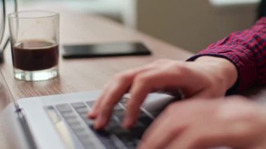Bağımsız geliştiricilerin el yazısıyla dizüstü bilgisayarın klavyesine program kodlarını yazma işini kapat. Ofiste çalışan bir iş adamı. Fotokopi yazarı bir kahve dükkanında bilgisayar klavyesine metin yazıyor.