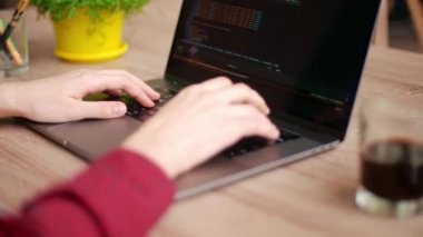 Serbest çalışanların ellerini dizüstü bilgisayarın klavyesinde daktilo koduyla kapat. Kamera geliştiricilerin etrafında slayt yapar parmaklar bilgisayar ekranına bir program kodu yazarlar. Çevrimiçi uygulama veritabanı üzerinde çalışan programcı.
