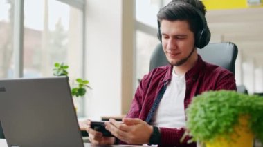 İnternet oyunlarını, sosyal ağ mesajlarını ve videoları kontrol etmek için akıllı telefonu kullanarak ofis çalışanının dikkati dağıldı. Dikkat eksikliği olan bir adam, internet tarayıcı bağımlısı. Düşük verimlilik.