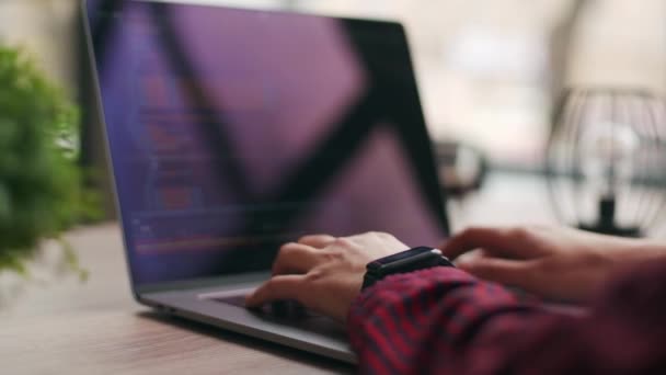 Närbild Frilansare Händer Skriva Kod Laptop Tangentbord Kameran Glider Runt — Stockvideo