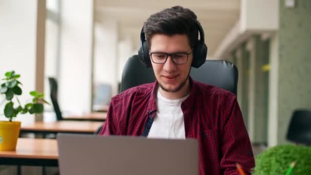 Geliştirici Kulaklıklı Video Editörü Geniş Bir Yerinde Dizüstü Bilgisayarla Tek — Stok video