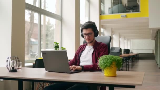 Joven Trabajador Servicio Atención Cliente Elegante Quita Los Auriculares Mirando — Vídeo de stock