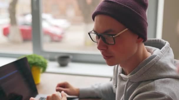 Két Hipszter Munkatárs Ötleteket Oszt Meg Projektről Akik Laptoppal Ülnek — Stock videók