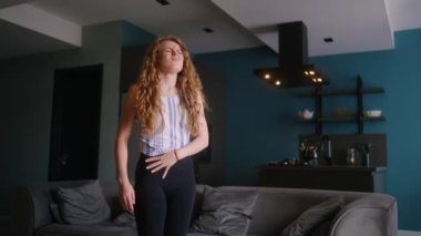 Beyaz kadın ağır mide ağrısından muzdarip. Oturma odasında kendini çok hasta hissediyor. Genç yetişkin kadın aybaşı sancısı çekiyor. Sidik torbası ağrısından muzdarip bir kız.