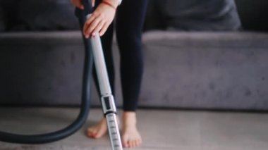 Beyaz bir kadın dairesinde yerleri süpürürken kalp krizi geçirmiş. Yetişkin kadın elektrikli süpürge halısı göğsünde ağrı hissediyor. Ev hanımı odadaki pisliği temizler. Kalbinde acı hisseder.
