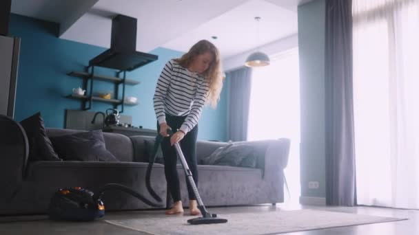 Mujer Caucásica Tiene Ataque Corazón Que Aspira Piso Apartamento Alfombra — Vídeo de stock